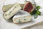 954877
© Foodcollection
Whole blue cheese with pieces cut and half a fig on paper